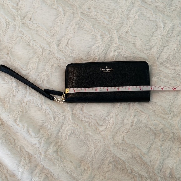 Kate Spade Black Leather Zip Wallet with Wristlet strap! - Picture 8 of 9